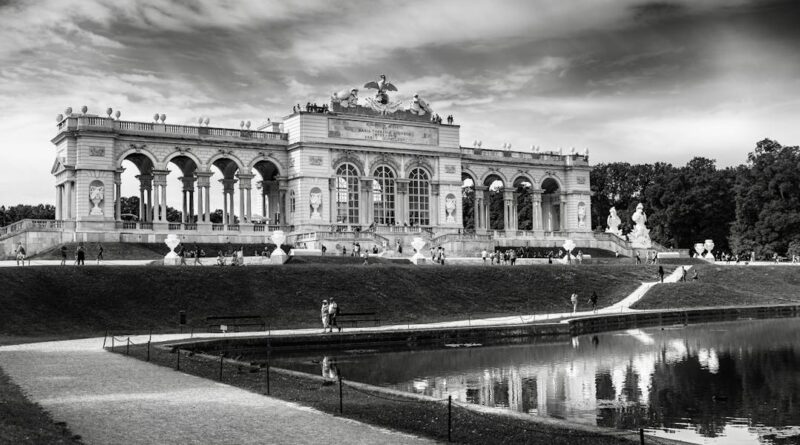 Black and white image of the Gloriette at Schönbrunn Palace, Vienna, reflecting classical architecture.