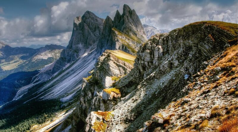Stunning landscape of the Dolomites with dramatic peaks and vibrant scenery.